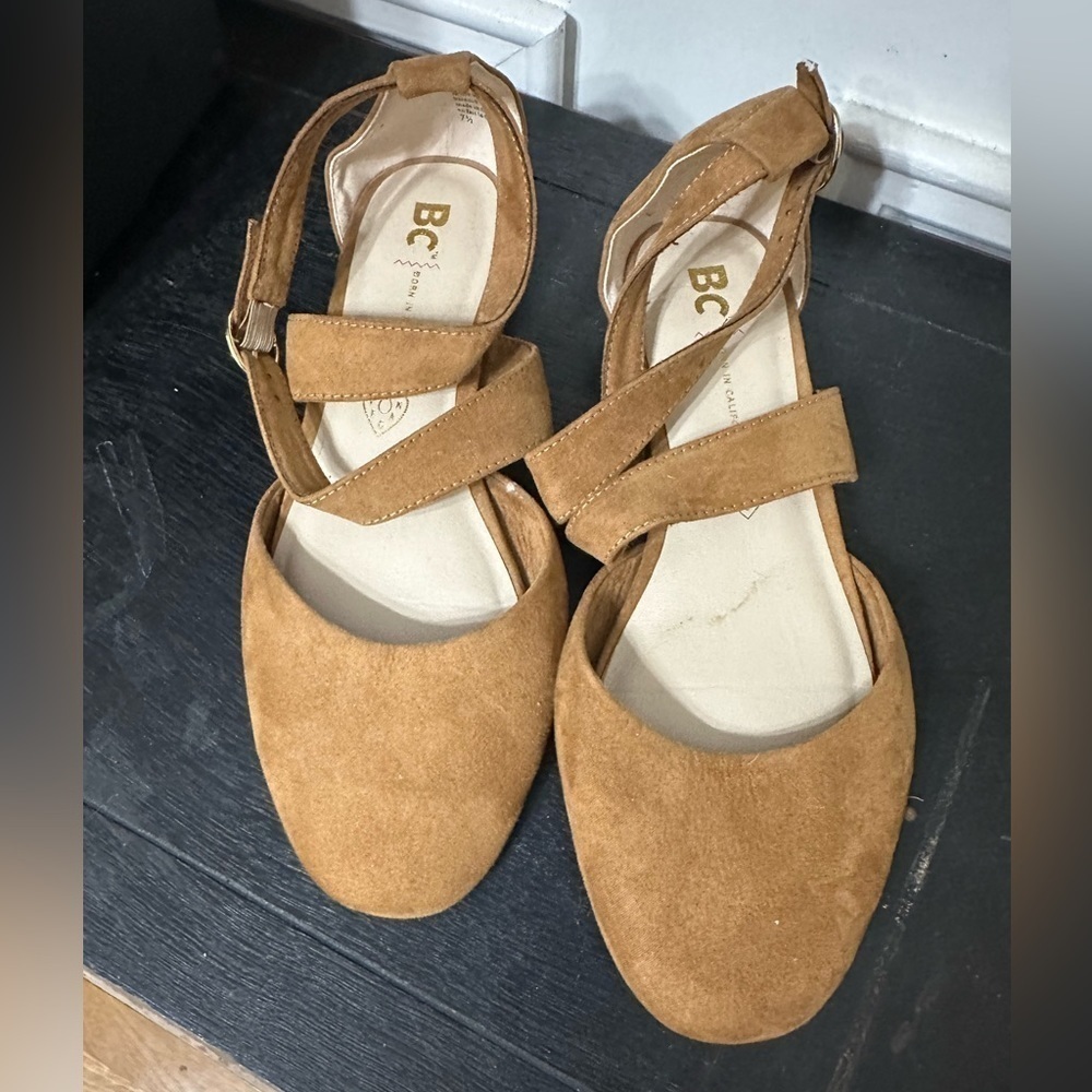BC Suede women’s chestnut flat 7.5 with ankle straps EUC